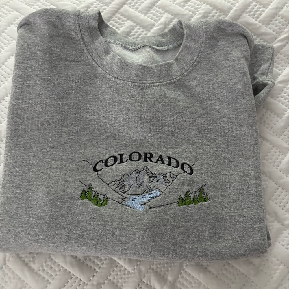 Embroidered Colorado crewneck